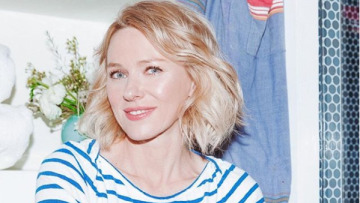 Η Ναόμι Γουότς κάνει διακοπές στη Σαντορίνη