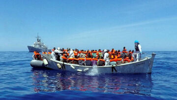 Πλοιάριο με 450 μετανάστες ψάχνει ασφαλές λιμάνι στην κεντρική Μεσόγειο