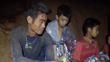 Ταϊλάνδη: Οι μικροί ποδοσφαιριστές των «Αγριόχοιρων» θρηνούν τον εθελοντή δύτη που πέθανε 