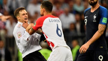 Μουντιάλ 2018: Μέλη των Pussy Riot εισέβαλαν στο γήπεδο και διέκοψαν τον τελικό!