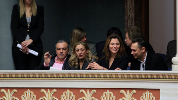 Στο «κόκκινο» η αντιπαράθεση ΣΥΡΙΖΑ-ΝΔ με φόντο τα δάνεια των αδελφών Τσίπρα