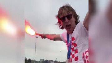 Βίντεο: «Τρελάθηκε» κι άναψε καπνογόνο ο Μόντριτς! 