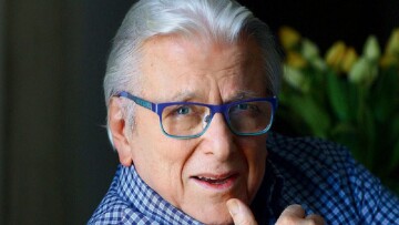 Ο Κώστας Βουτσάς ρωτήθηκε για το εάν υπάρχει ερωτικό στοιχείο με τη σύζυγό του 