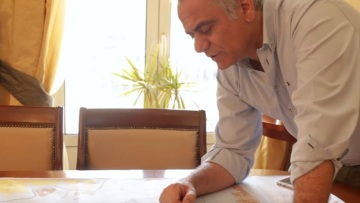 Νέο σποτ του Μαξίμου για τη Β' Αθηνών με πρωταγωνιστή τον Πάνο Σκουρλέτη
