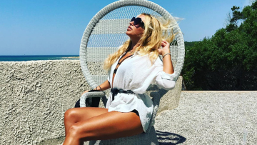 Γωγώ Μαστροκώστα: «Κρατούσα το μωρό μου και κλαίγοντας σκεφτόμουν αν θα τη δω να μεγαλώνει»