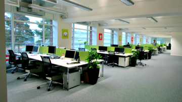 Έρευνα:  Κι όμως τα ανοιχτά γραφεία κάνουν τους εργαζόμενους εσωστρεφείς