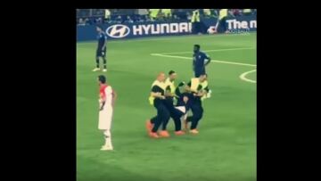 Ρωσία: Νόμιμη η σύλληψη των Pussy Riot που εισέβαλαν στον τελικό του Μουντιάλ