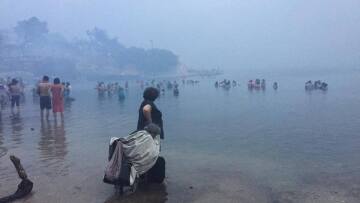 Συγκλονιστικές φωτογραφίες από το Μάτι: Καταφύγιο στην παραλία για εκατοντάδες τρομοκρατημένους πολίτες