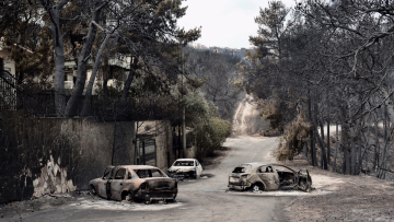 Φωτιά στην Αττική: Αιφνιδιασμός, κακή διαχείριση των μέσων και αλαλούμ στο συντονισμό  το «ασύμμετρο φαινόμενο»