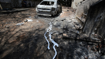 Δραματική μαρτυρία από το Μάτι: «Οι φλόγες πετάγονταν γύρω μας σαν από φλογοβόλο»