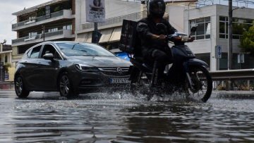 Διακοπές ρεύματος σε πολλές περιοχές της Αττικής – Κατέρρευσε το δίκτυο μετά τη νεροποντή