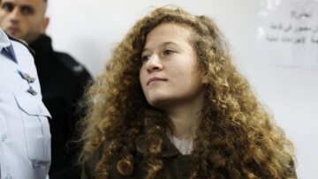 Ελεύθερη μετά από 8 μήνες στη φυλακή η 17χρονη ηρωίδα των Παλαιστινίων, Άχεντ Ταμίμι