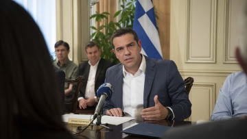 Reuters: Τα λόγια του Τσίπρα δεν σημαίνουν τίποτα για τους πυρόπληκτους που στέκονται στις στάχτες