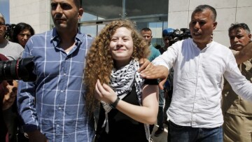 Δυτική Όχθη: «Η αντίσταση συνεχίζεται» δηλώνει η Παλαιστίνια έφηβη Άχεντ Ταμίμι μετά την αποφυλάκισή της