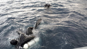 Φωτιά στο Μάτι: Οι κομάντος του Λιμενικού ανέσυραν νεκρό άντρα στο Κόκκινο Λιμανάκι