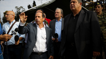 «Καταπέλτης» ο δήμαρχος Ραφήνας στο ΘΕΜΑ 104,6: Άφησαν τον κόσμο να καεί και προσπαθούν να καλυφθούν με πλαστό έγγραφο