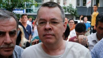 Απειλές Ερντογάν στις ΗΠΑ για αντίποινα σε περίπτωση κυρώσεων για τον πάστορα 