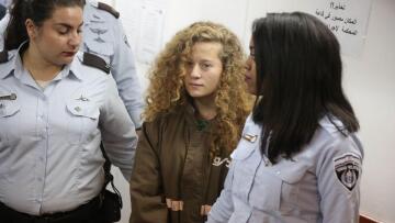 «Δεν μετανιώνω που χτύπησα τον Ισραηλινό στρατιώτη», δήλωσε η έφηβη Παλαιστίνια Άχεντ Ταμίμι