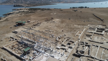 Φωτογραφίες από την αναστήλωση του ιερού του Απόλλωνα και από την ανασκαφή στο νησάκι Δεσποτικό