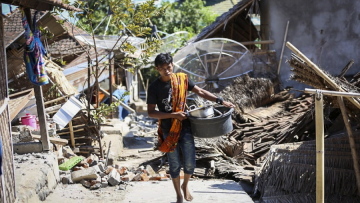 Ινδονησία: Επιχείρηση για την απομάκρυνση 900 τουριστών από σύμπλεγμα νησιών μετά τον ισχυρό σεισμό