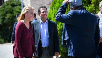 Βίντεο: Με χαμόγελα, αγκαλιές και φιλιά Τζανακόπουλος, Δούρου στη σύσκεψη υπό τον Τσίπρα στο Λαύριο