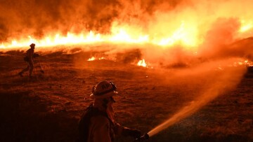 «Θρίλερ» στην Καλιφόρνια: Δύο εστίες ενώθηκαν δημιουργώντας τη μεγαλύτερη πυρκαγιά στην ιστορία της Πολιτείας!