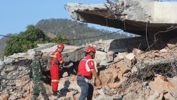 Ινδονησία: Στους 131 οι νεκροί από τον σεισμό των 6,9 βαθμών στο νησί Λομπόκ