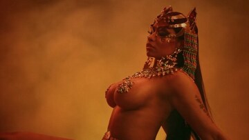 «Ηφαίστειο» η Νίκι Μινάζ στο νέο της βίντεο κλιπ