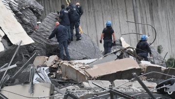 Ιταλία: Η επιχείρηση διάσωσης στη γέφυρα Μοράντι στη Γένοβα (φωτογραφίες)