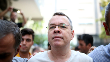 Ο «απογοητευμένος» Τραμπ απειλεί με νέες κυρώσεις την Τουρκία αν δεν ελευθερωθεί ο πάστορας Μπράνσον