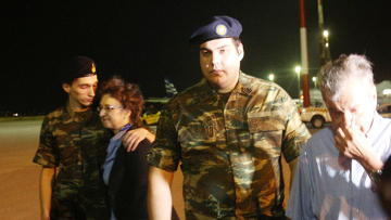Φωτογραφίες: Στην αγκαλιά των γονέων τους οι δύο στρατιωτικοί μετά την επιστροφή τους στην Ελλάδα