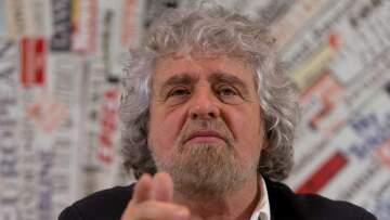 Μπέπε Γκρίλο: Να ανασταλούν οι συμβάσεις με ιδιώτες για το οδικό δίκτυο 