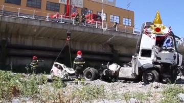 Βίντεο: Πάνω από 400 διασώστες επιχειρούν στη γέφυρα Μοράντι στη Γένοβα