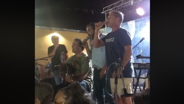 Βίντεο: Ο Γιώργος Κουβαράς τραγουδάει «είμαστε αλάνια» με τον Κωνσταντίνο Μαρκουλάκη και τον Δημήτρη Λιγνάδη