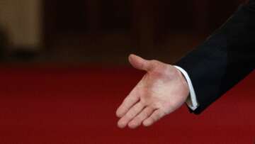 Ελβετία: Όχι στην απονομή υπηκοότητας σε Μοσουλμάνους επειδή αρνήθηκαν να κάνουν χειραψία με άτομα του αντίθετου φύλου