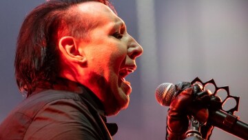 Βίντεο: Ο ρόκερ Marilyn Manson κατέρρευσε στη σκηνή κατά τη διάρκεια συναυλίας!