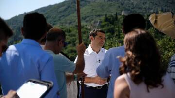 Τσίπρας: Το... φωτογραφικό άλμπουμ από την Ιθάκη. Υπό το βλέμμα της Περιστέρας το διάγγελμα