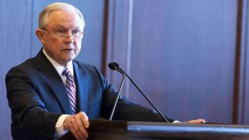 Σέσιονς κατά Τραμπ: Όχι πολιτικά παιχνίδια στις ενέργειες του υπουργείου Δικαιοσύνης