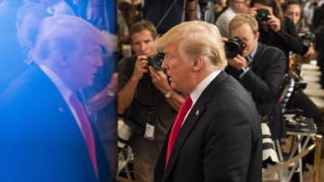 Τραμπ: Αν ποτέ καθαιρεθώ, οι αγορές θα κατέρρεαν και ο καθένας θα γινόταν πιο φτωχός