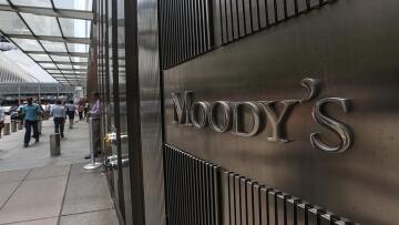 Moody’s:  «Σήμα» για επενδύσεις και νέο ομόλογο η αναβάθμιση της Ελλάδας 