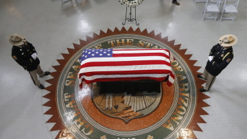 ΗΠΑ: Στο Καπιτώλιο της Αριζόνα η σορός του Τζον Μακέιν - Το Σάββατο η κηδεία του