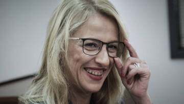 Η Ρένα Δούρου ΖΕΙ, όπως θα έλεγε και ο Γαβράς, και κάνει πλάκα με κόλλυβα! 