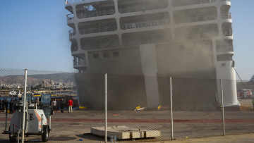 Φωτιά στο πλοίο «Ελ. Βενιζέλος»: Με αργά βήματα προχωρά η κατάσβεση