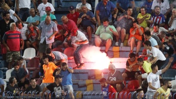 Φωτογραφία: Φωτοβολίδα και ένταση στις κερκίδες στο Πανιώνιος-ΠΑΟΚ!