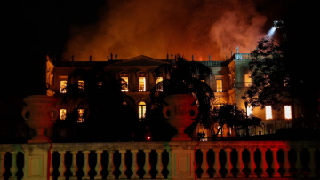 Τεράστια απώλεια για τη Βραζιλία: Πυρκαγιά κατέστρεψε το Εθνικό Μουσείο στο Ρίο ντε Ζανέιρο