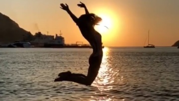Βίντεο: Η Αθηνά Οικονομάκου «πετάει» στην παραλία υπό τους ήχους του Summertime