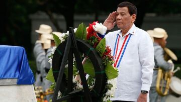 Ντουτέρτε: Τώρα λέει «τρελό» τον Χίτλερ και ζητά συγγνώμη από τον Ομπάμα για το «π...ας γιος»