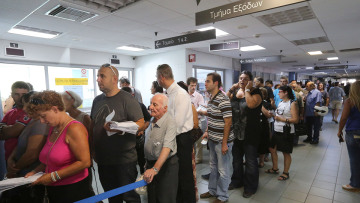 Φορολογικά έσοδα: Μείωση εισοδημάτων και υπερφορολόγηση «γονατίζουν» τα νοικοκυριά