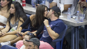 Emily Ratajkowski: Τα... παθιασμένα φιλιά με τον σύζυγό της, στις κερκίδες του US Open