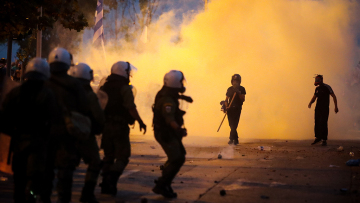 «Γυαλιά - καρφιά» τα έκαναν κουκουλοφόροι στη Θεσσαλονίκη – Προσαγωγές και τραυματίες 